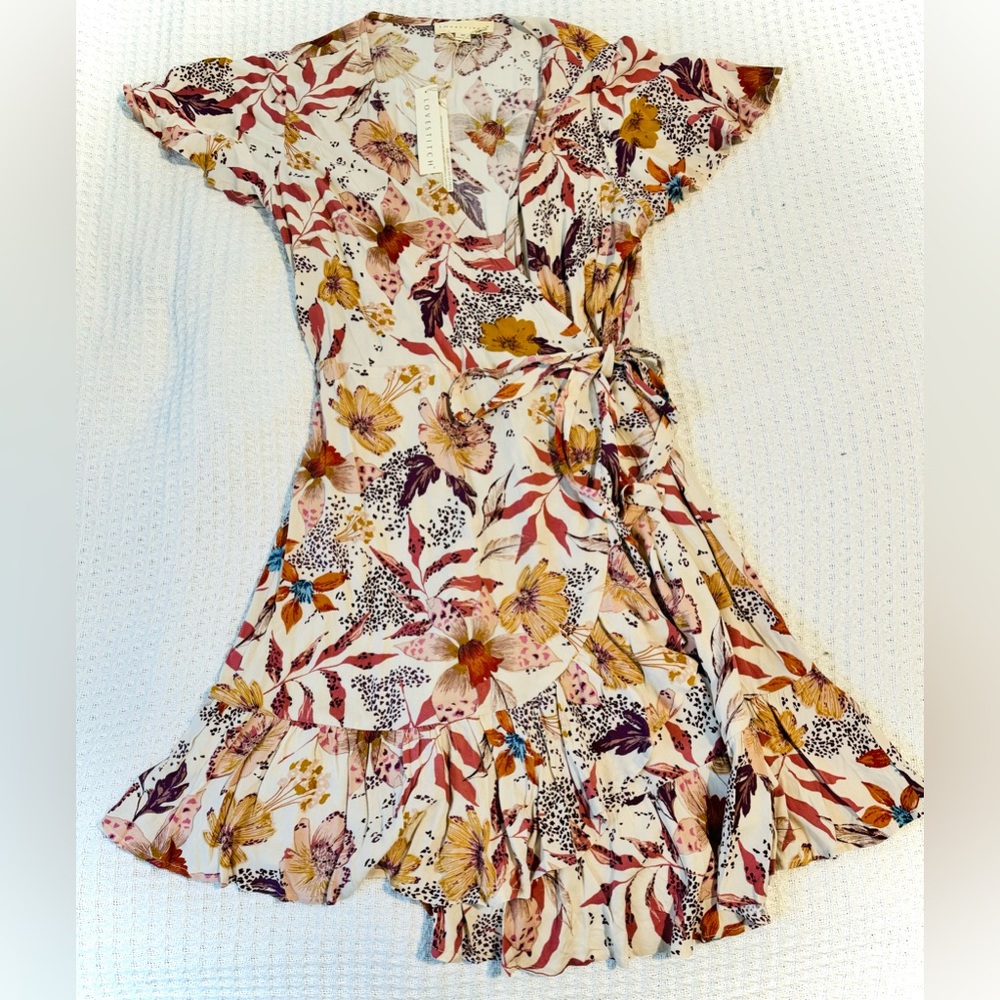 🌸 *BRAND NEW* Lovestitch Floral Wrap Dress – Perfect for Any Occasion!